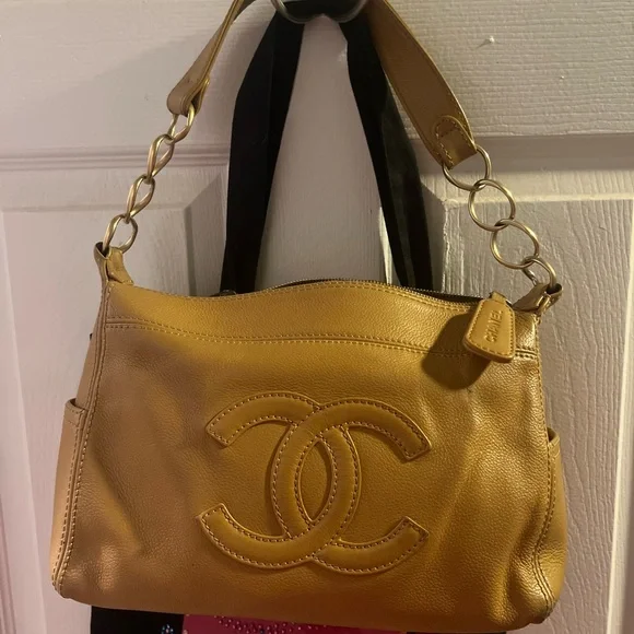 CHANEL Luxurious Black and White Dog Blanket - Picture 3 of 4